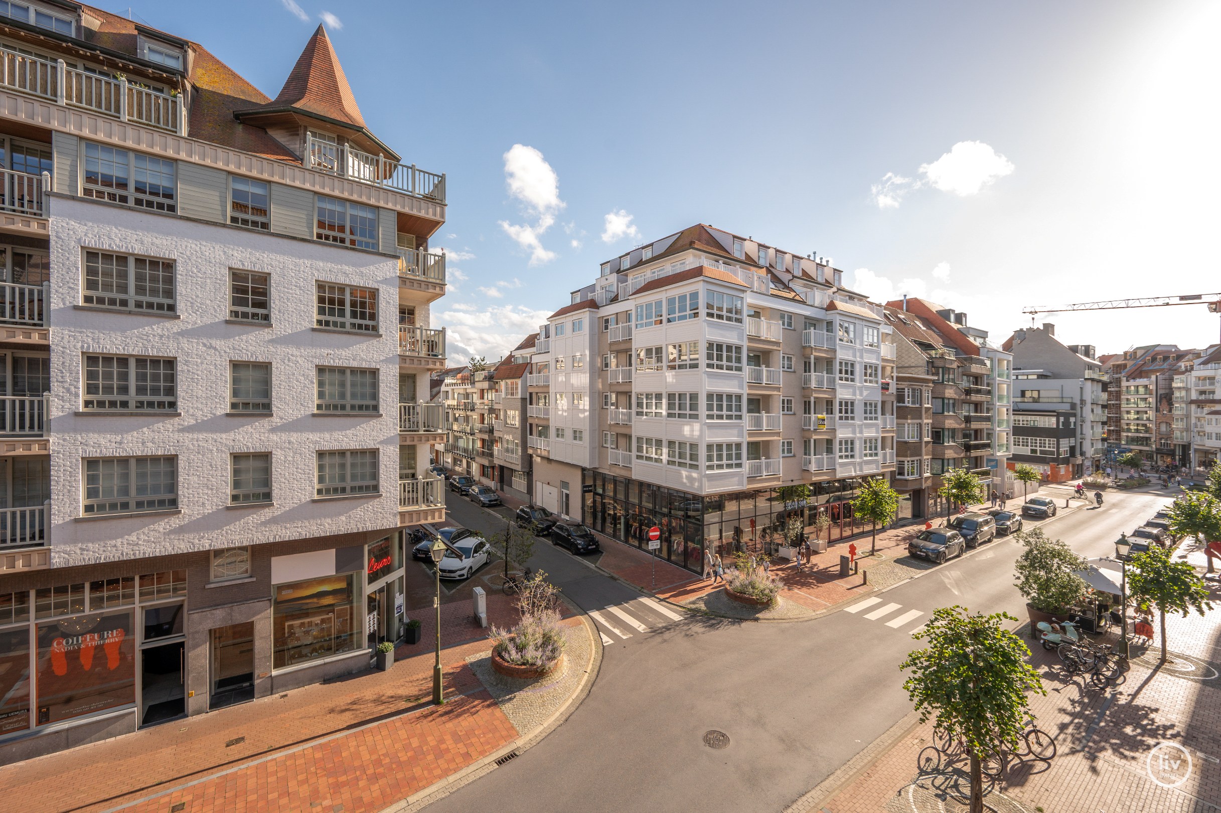 Zonnig en stijlvol vernieuwd appartement met twee slaapkamers op topligging op wandelafstand van de Lippenslaan. 