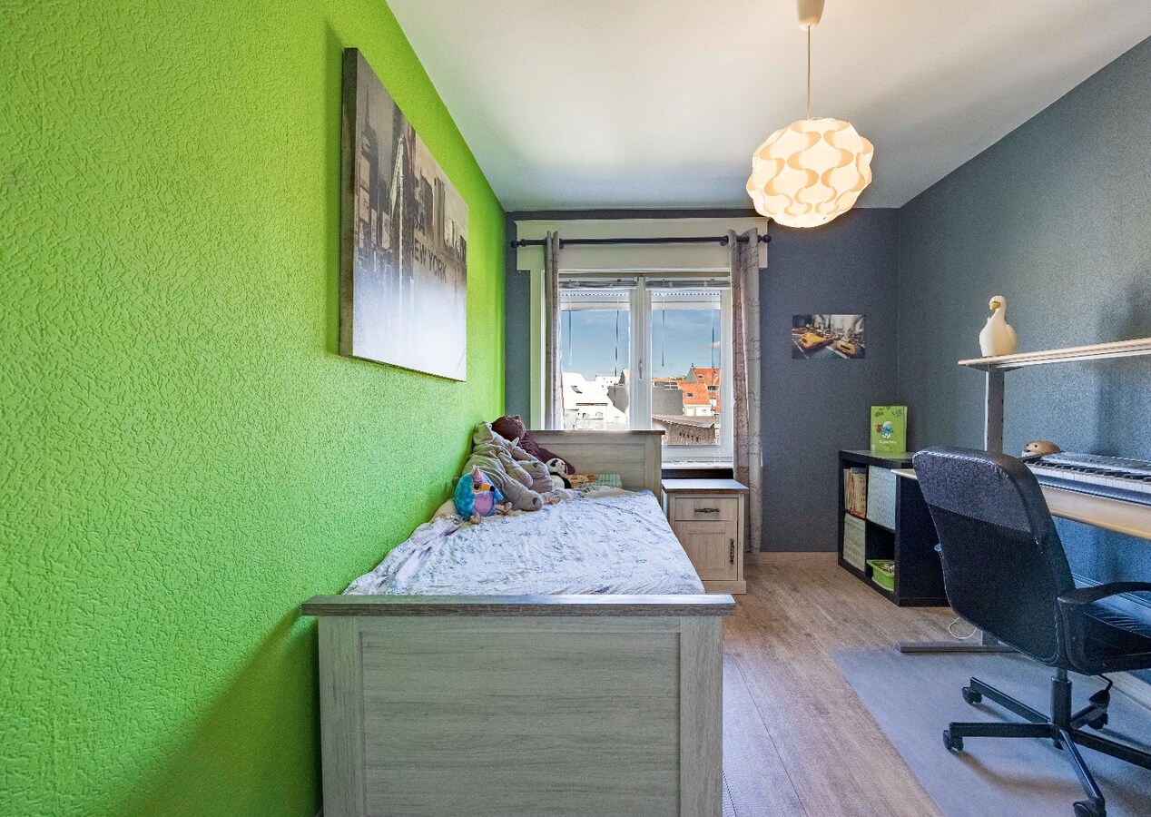 Instapklare bel-etagewoning met garage, zonnepanelen en aangename buitenruimte in het centrum van Heist. 
