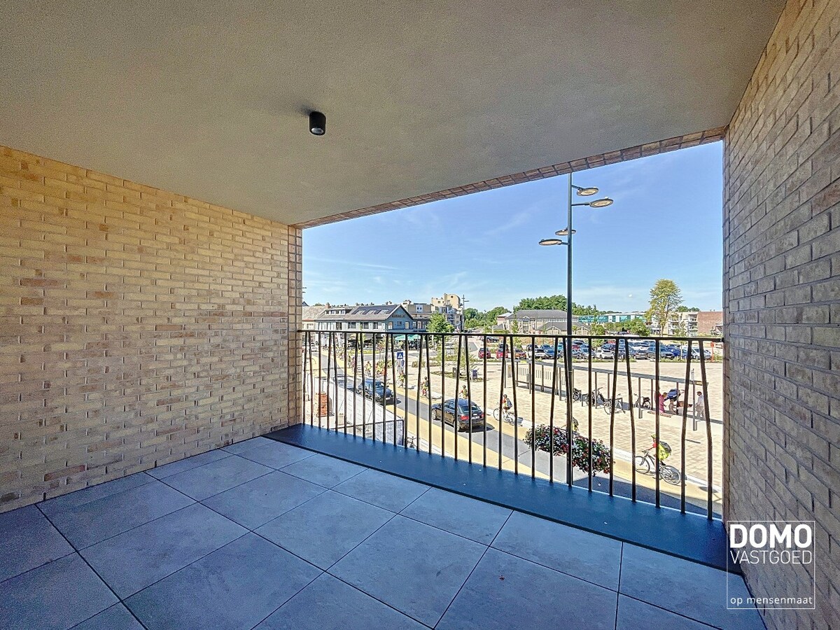 VOLLEDIG AFGEWERKT NIEUWBOUWAPPARTEMENT MET 2 SLAAPKAMERS, TERRAS, ONDERGRONDSE AUTOSTANDPLAATS EN KELDERBERGING IN RESIDENTIE "DE KWINT" TE ZONHOVEN 