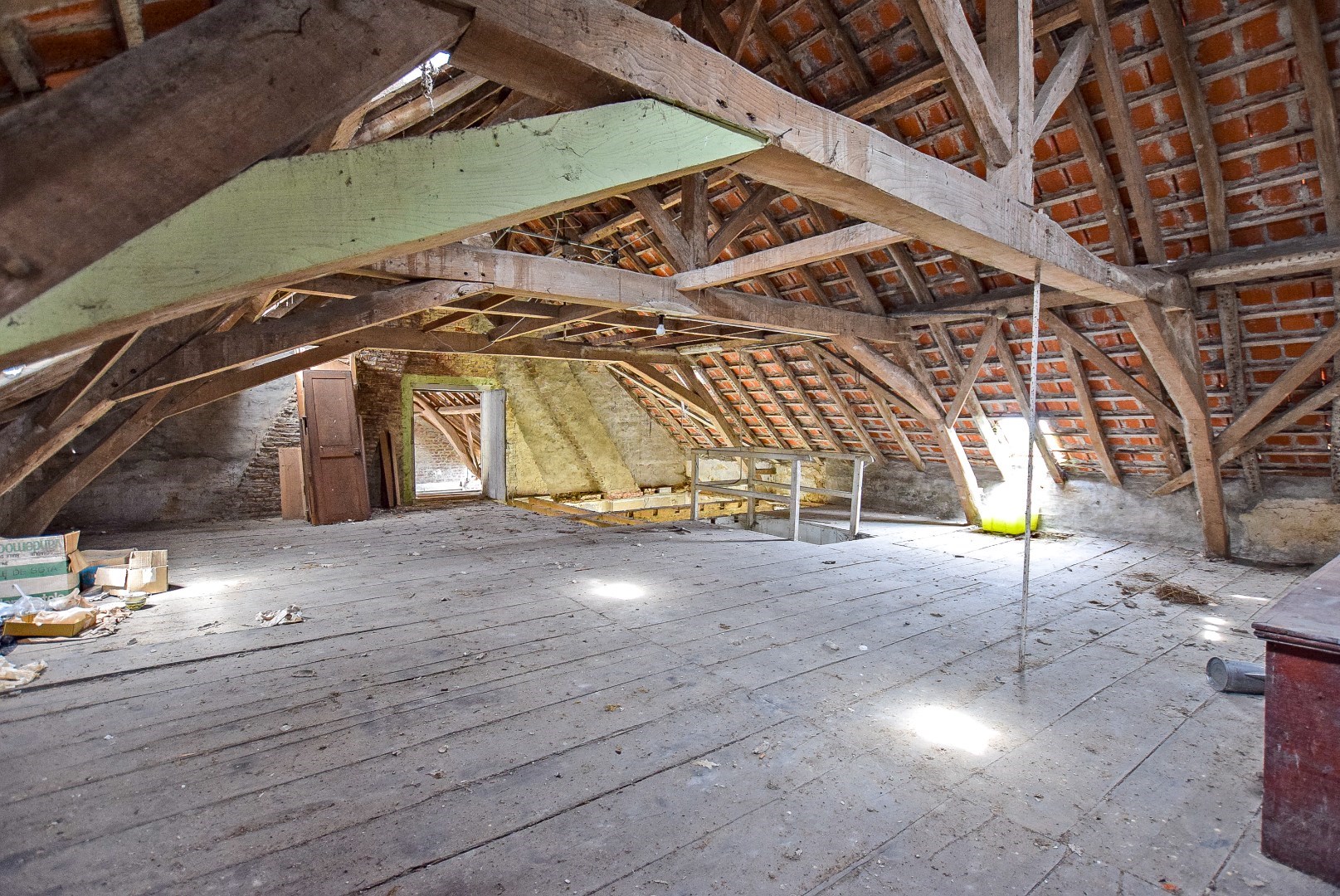 Imposante te renoveren woning op 677m². 