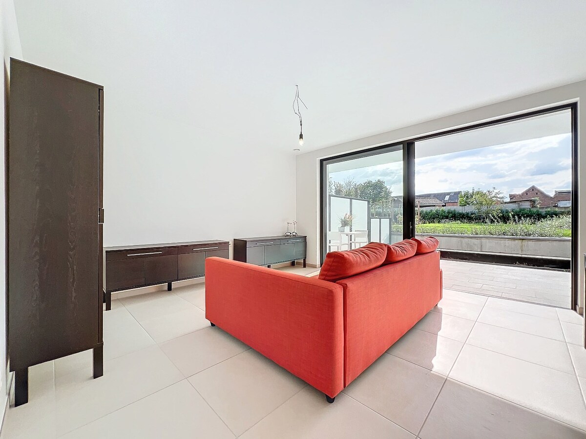 Gelijkvloers nieuwbouwapp. met tuin en garage, centrum Herzele 