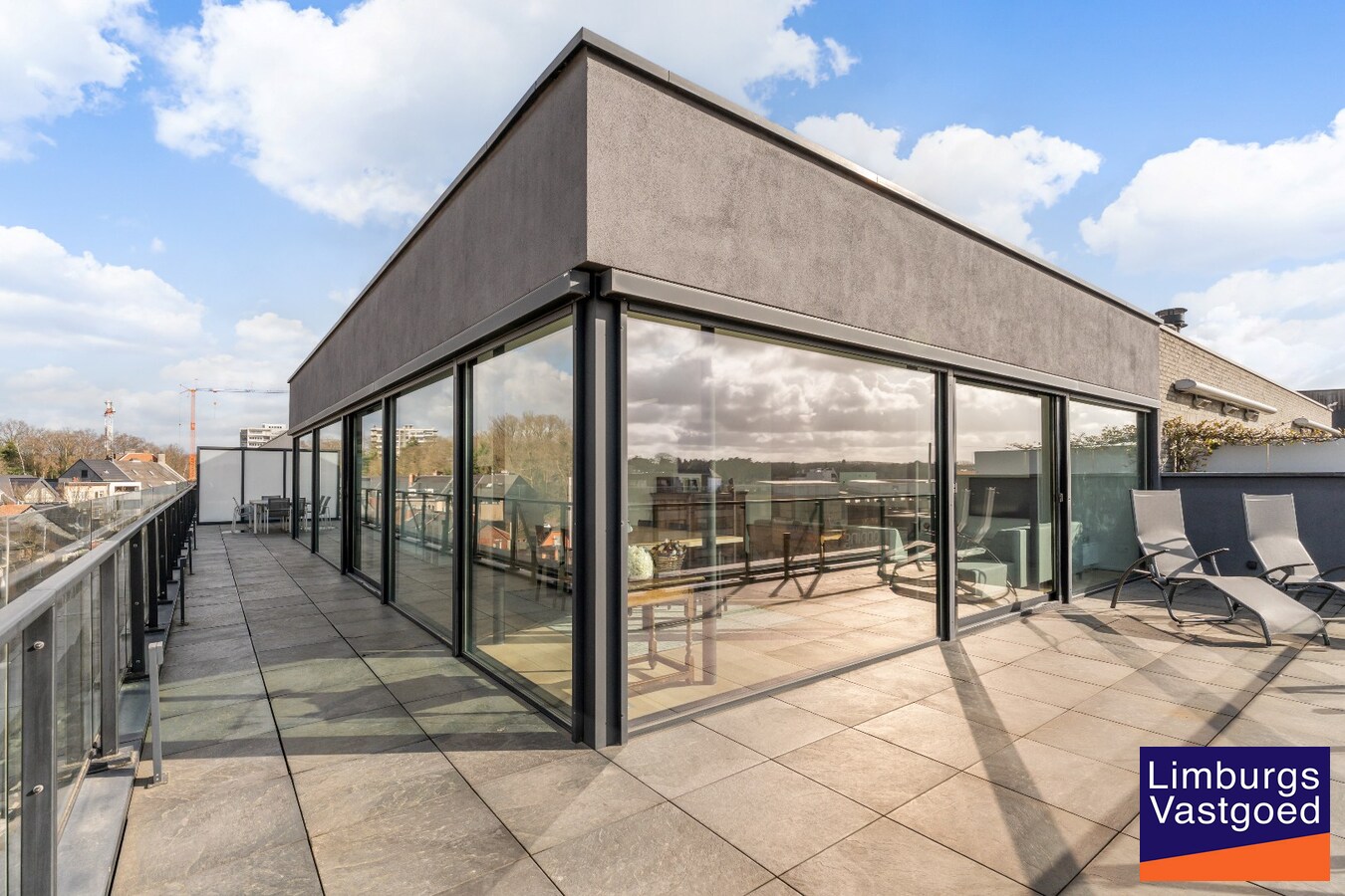 Exclusief penthouse met ruim terras, 2 slpk, dubbele autostaanplaats, centrum Genk 