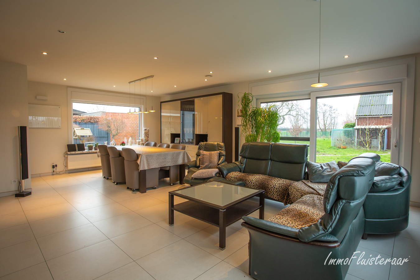 Instapklare moderne bungalowwoning met loods en aanpalende weilanden op 6929m². 