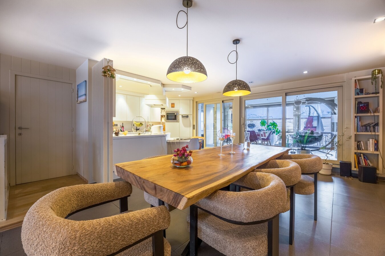 Ruime en veelzijdige bel-étagewoning met 5 slaapkamers, zuidgerichte terrassen en studio/praktijkruimte nabij de zeedijk. 