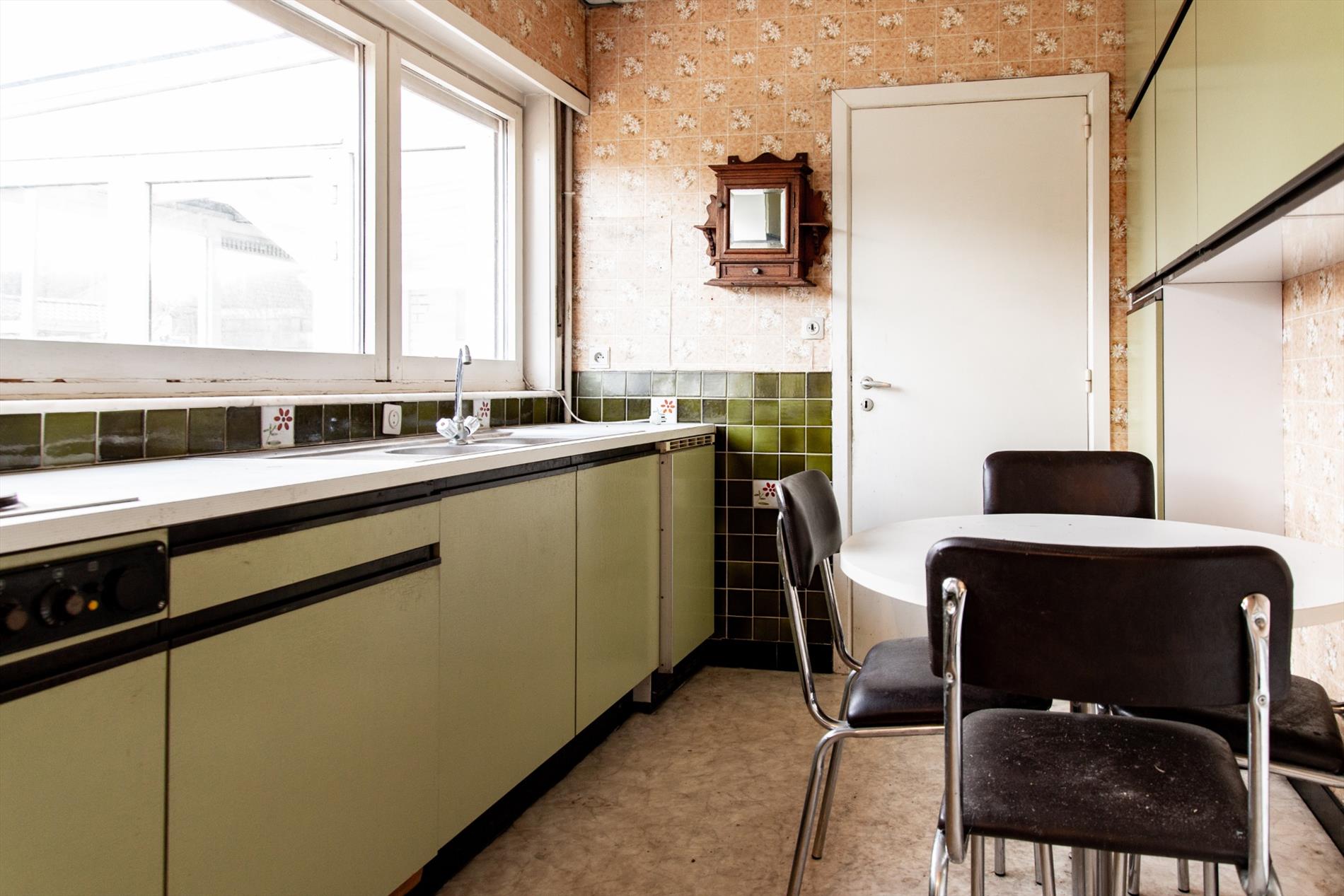 Grondig te renoveren rustig gelegen HOB 4 slpks, garage en tuin te Eeklo 