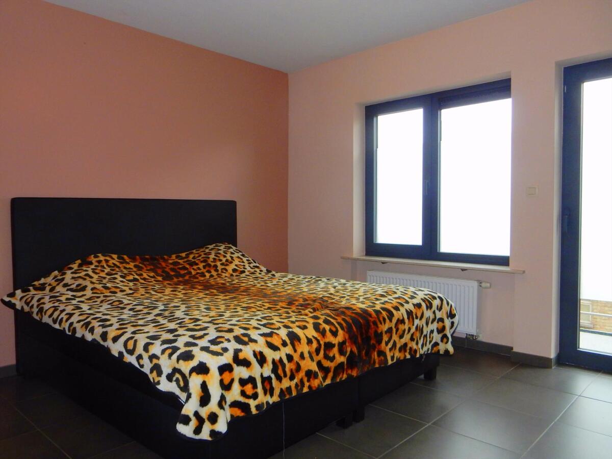 Vernieuwd appartement met 2 slpk 