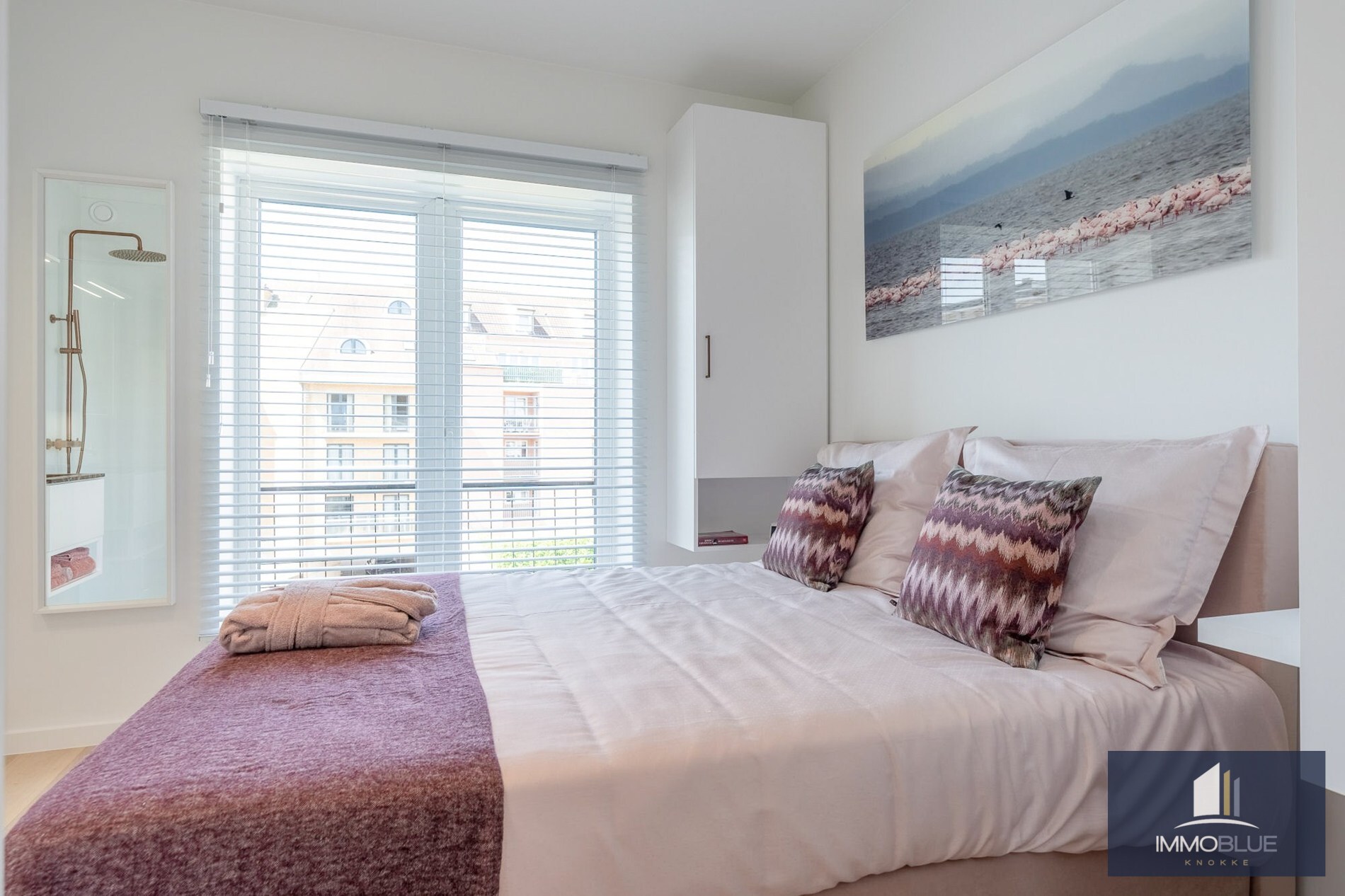 Situé dans un endroit calme, cet appartement entièrement rénové offre une vue dégagée sur les villas. 