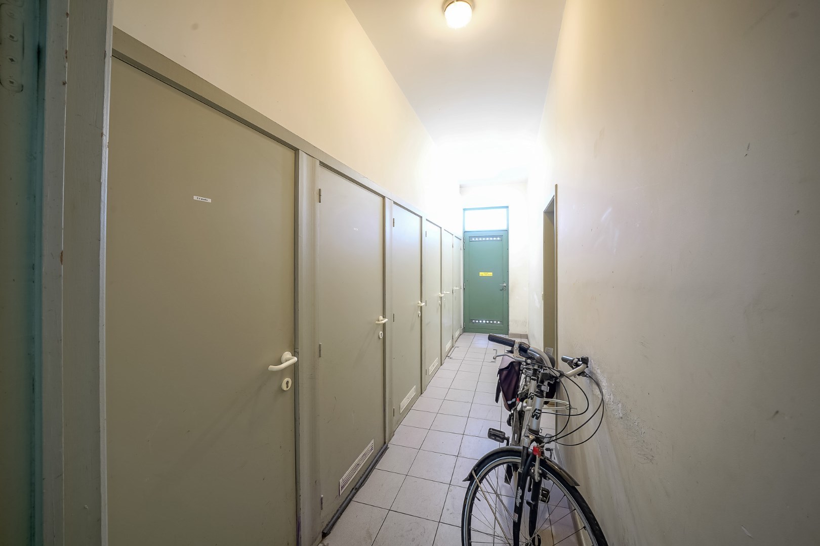 Handelsgelijkvloers met bureauruimte te Oostende 