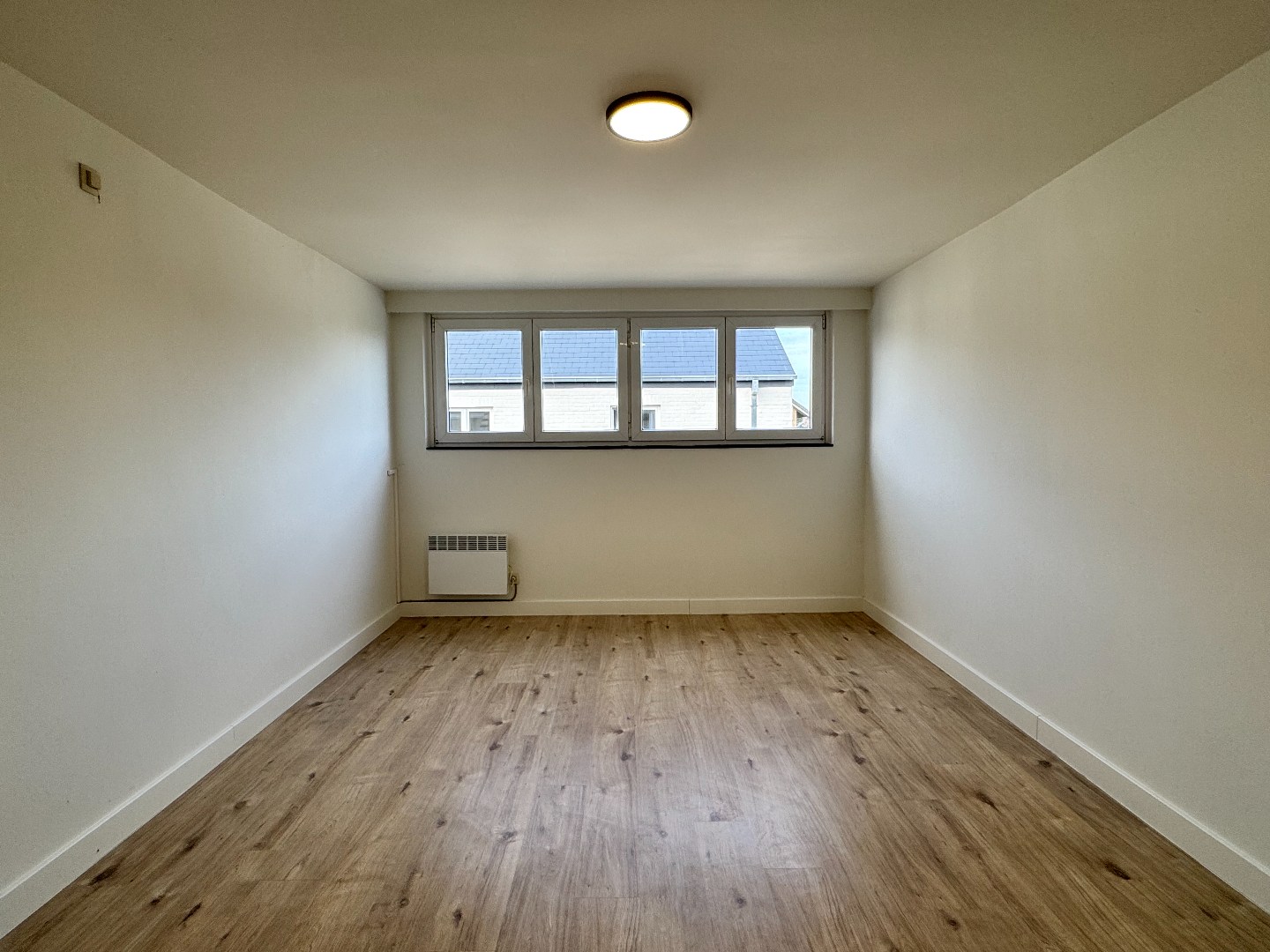 Verzorgd appartement met 2 slaapkamers en garage. 