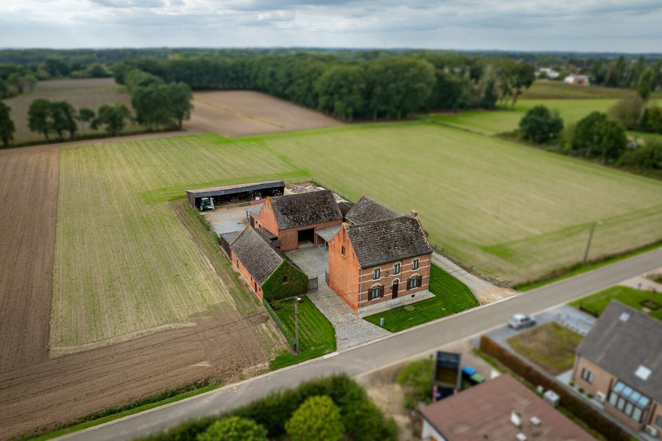 Farm to be renovated with stables and pastures on approximately 1.7 hectares in Herk-de-Stad. 