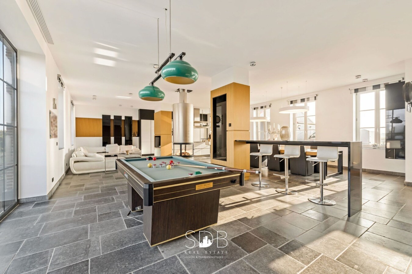 Prachtige villa in hoevestijl met bijgebouwen op 3.973m² 