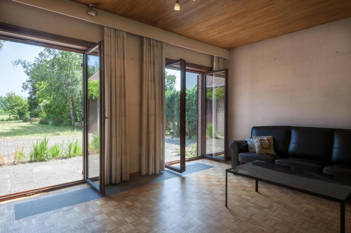 Ruime woning met prachtige tuin en open zicht 