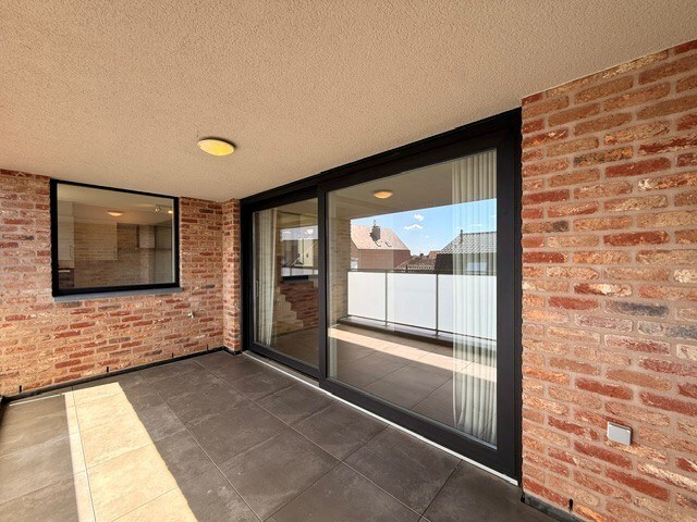 Luxe duplexappartement te huur in het hart van Maaseik, met lift, 2 slaapkamers en 2 terrassen. 