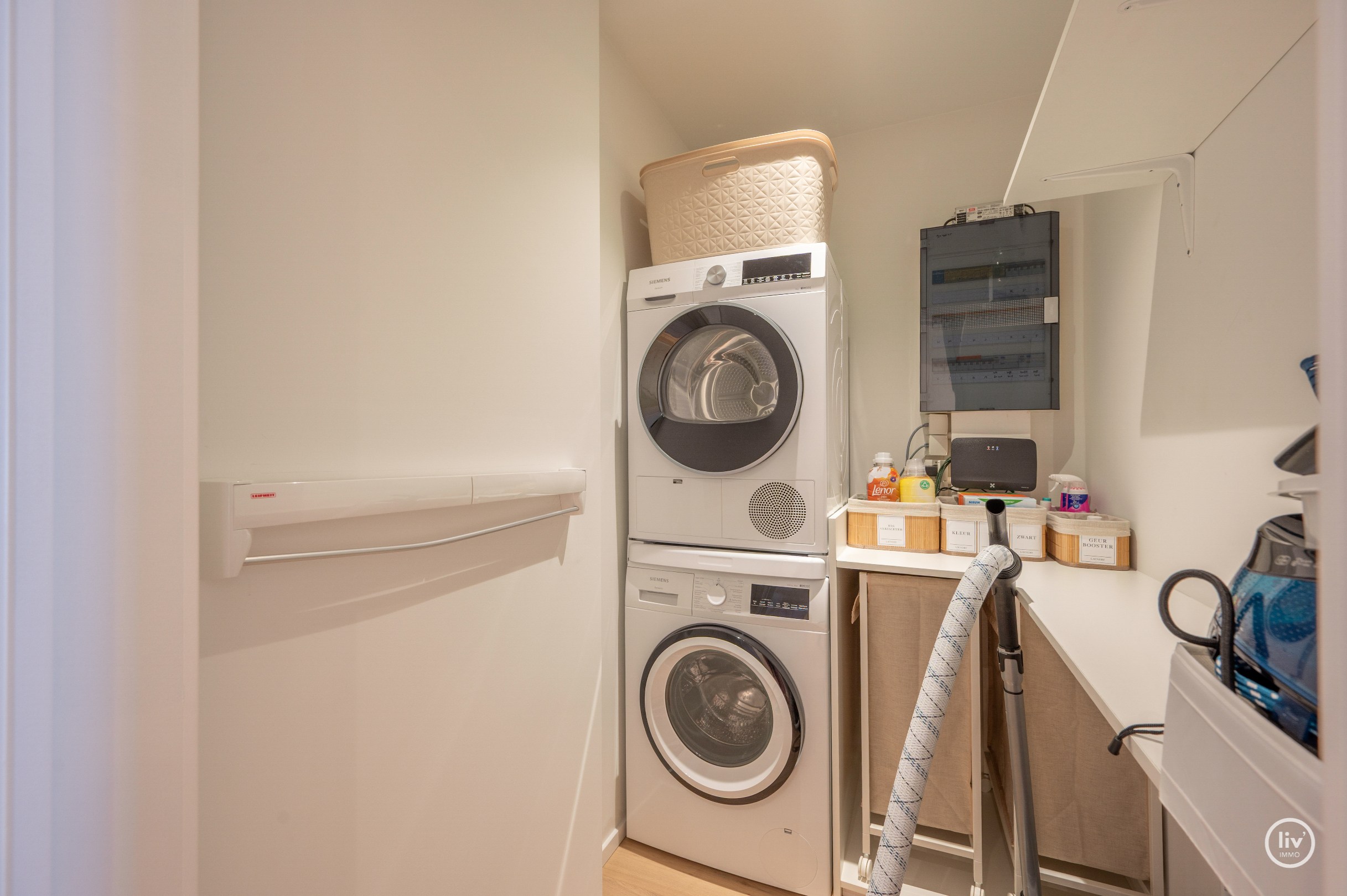 Prachtig, ruim (131 m2) HOEKappartement, volledig gerenoveerd centraal gelegen op de Lippenslaan vlakbij de zeedijk te Knokke. 