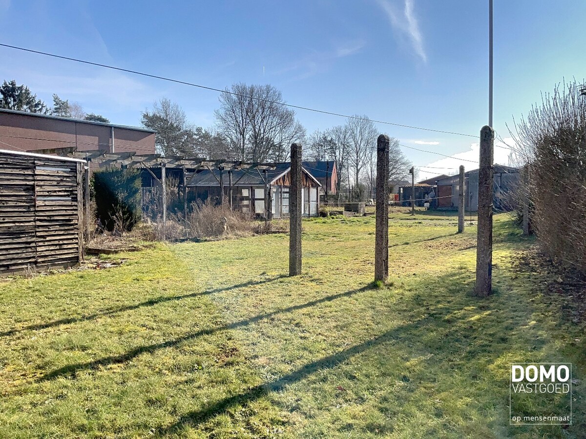 Te renoveren ruime open bebouwing, gelegen te Berbroek. 