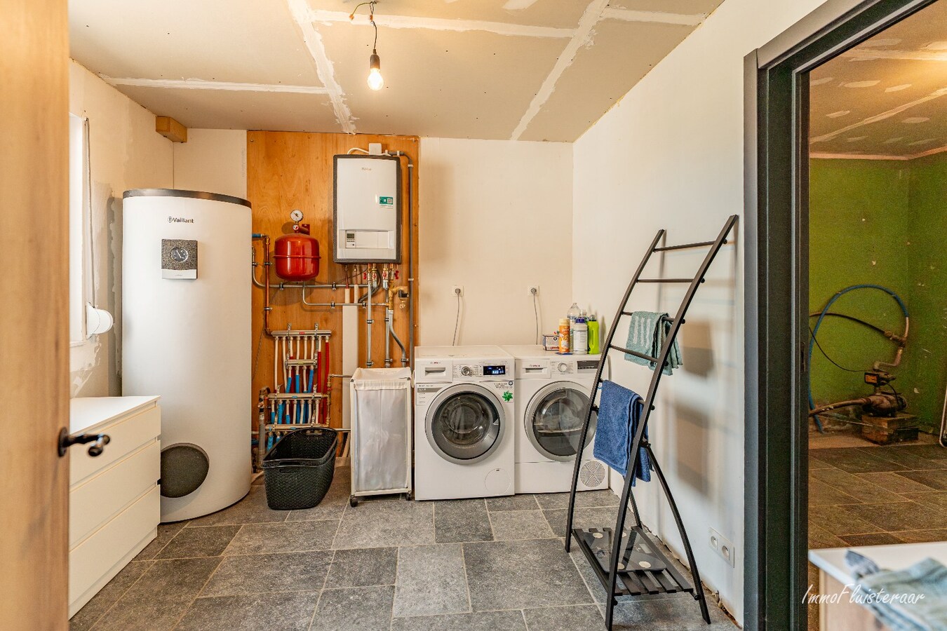 Gerenoveerde woning met praktijkruimte en paardenstal op 9.019 m2 te Balen 