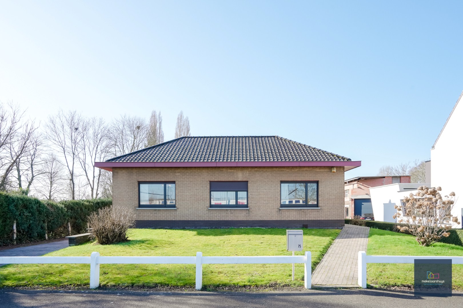 Ruime bungalow met garage op 1980m² grond 