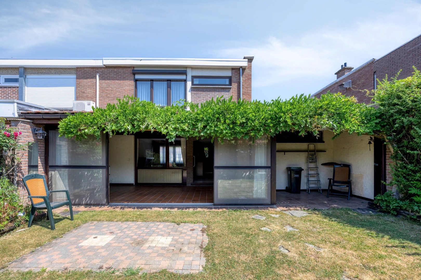 Tuin met veranda en terras