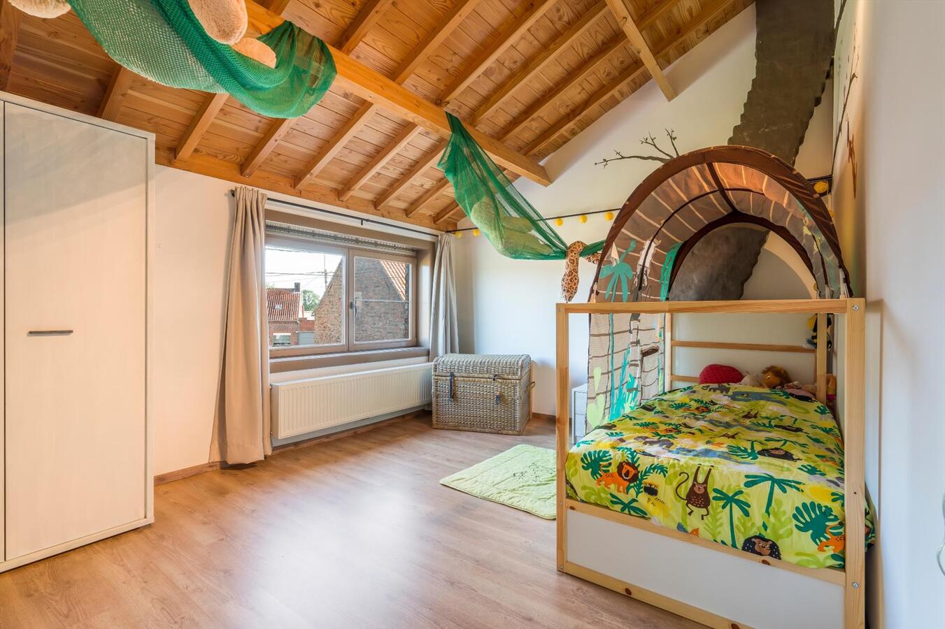 Rustige gelegen, vrijstaande woning met ruime nieuwbouwgarage 