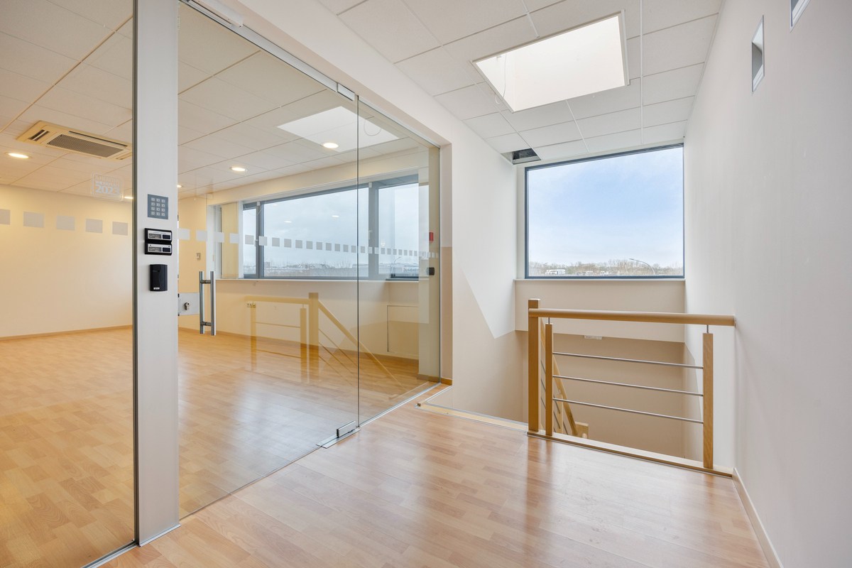 Kantoor te koop in het industriepark te Haasrode/Heverlee met 14 parkings - opp. 626 m² - verkoop van aandelen 