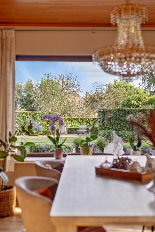 Gunstig gelegen villa met prachtig aangelegde tuin 