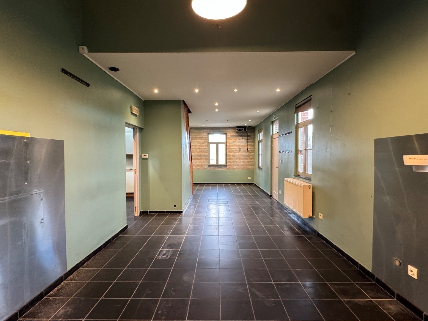 Veelzijdig handelspand op toplocatie te Sint-Eloois-Vijve 