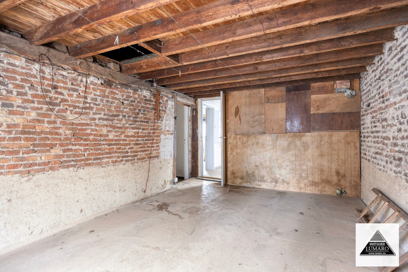 Te renoveren pand met woonst met pitoreske  voorgevel. "Önger de Poart". 