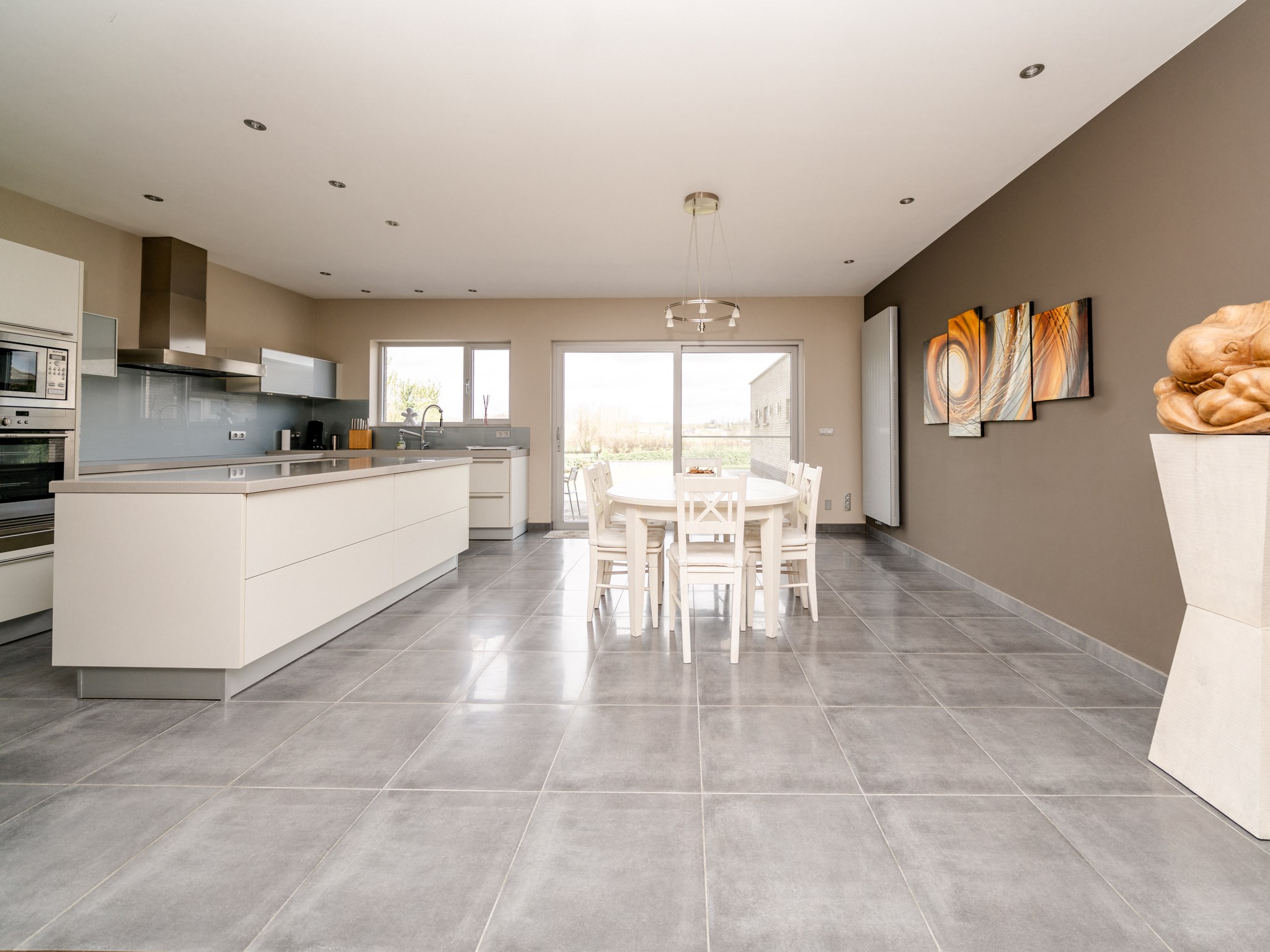 Moderne nieuwbouwvilla met zicht op groen 