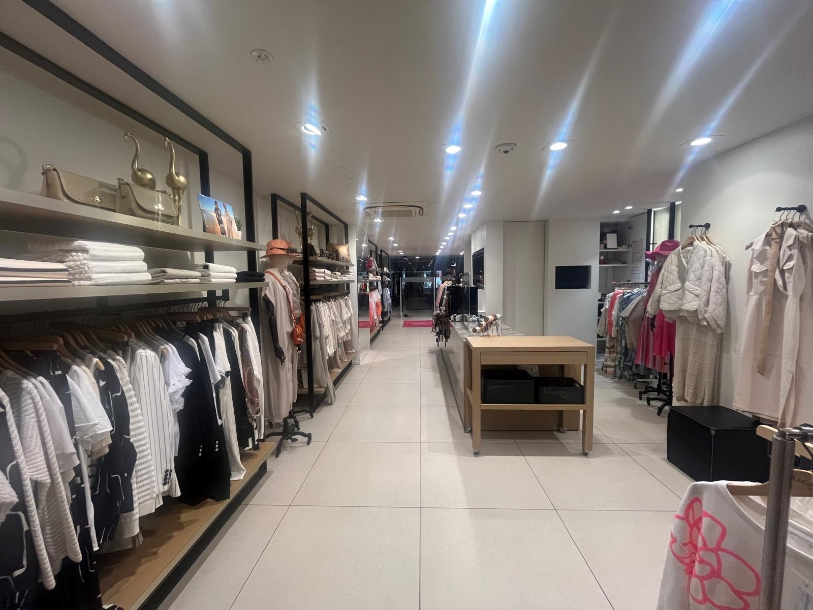 Centraal gelegen handelspand te huur op de Lippenslaan van Knokke: 