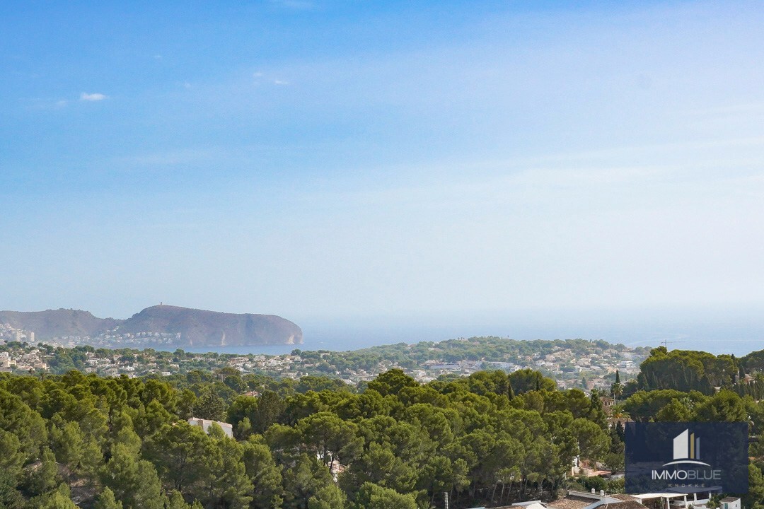 Moderne villa met adembenemend uitzicht over de kust. 