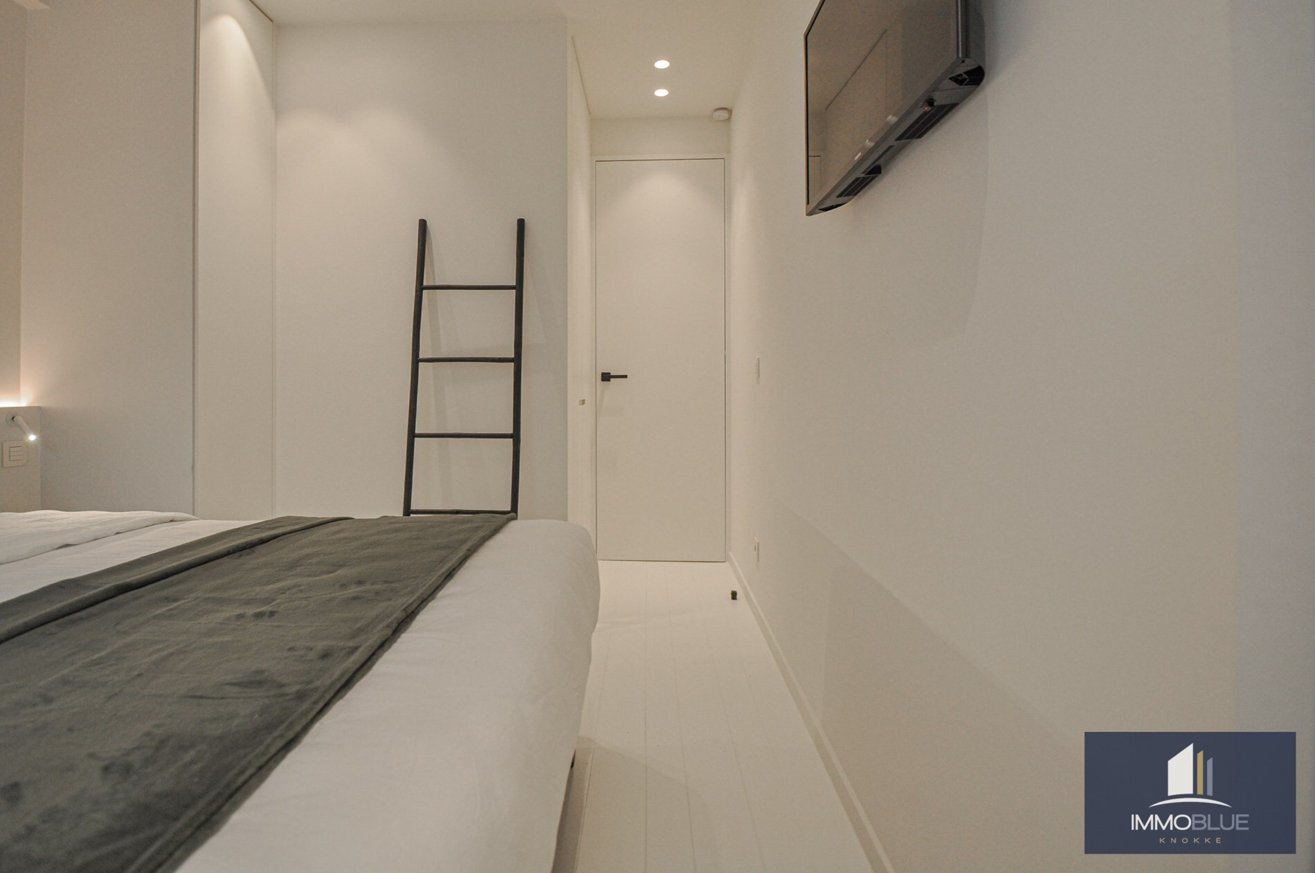 Volledig gerenoveerd appartement met een mooi zijdelings zeezicht gelegen in het Zoute. 