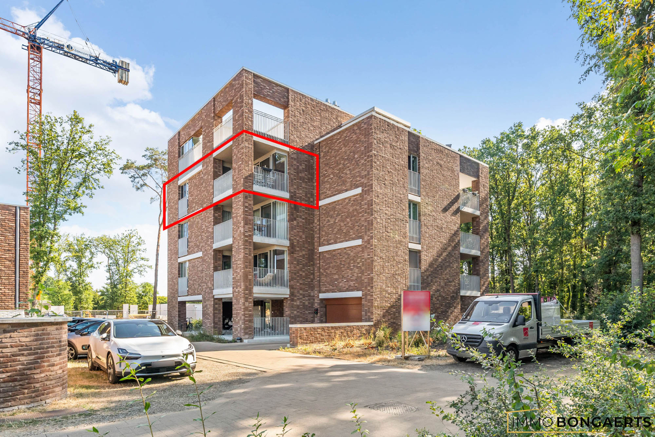 Recent modern appartement met kelder en parkeergarage 