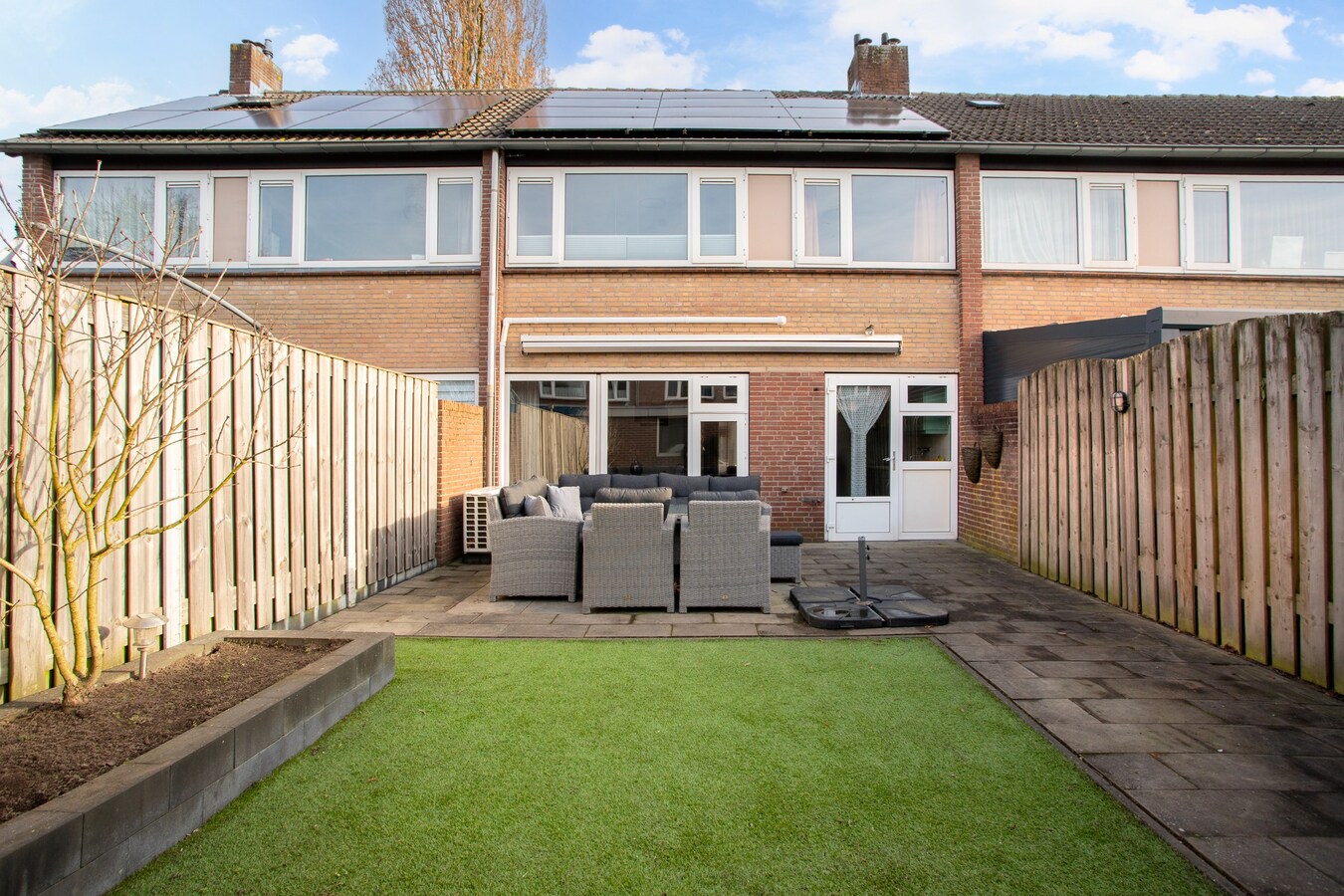 Instapklare tussenwoning waar comfort, ruimte en een fijne woonomgeving samenkomen. 