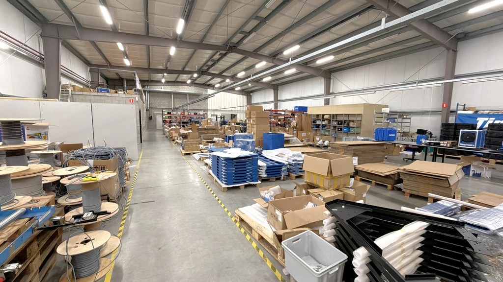 Bedrijfsgebouw met laadkades te huur nabij E313 in Olen