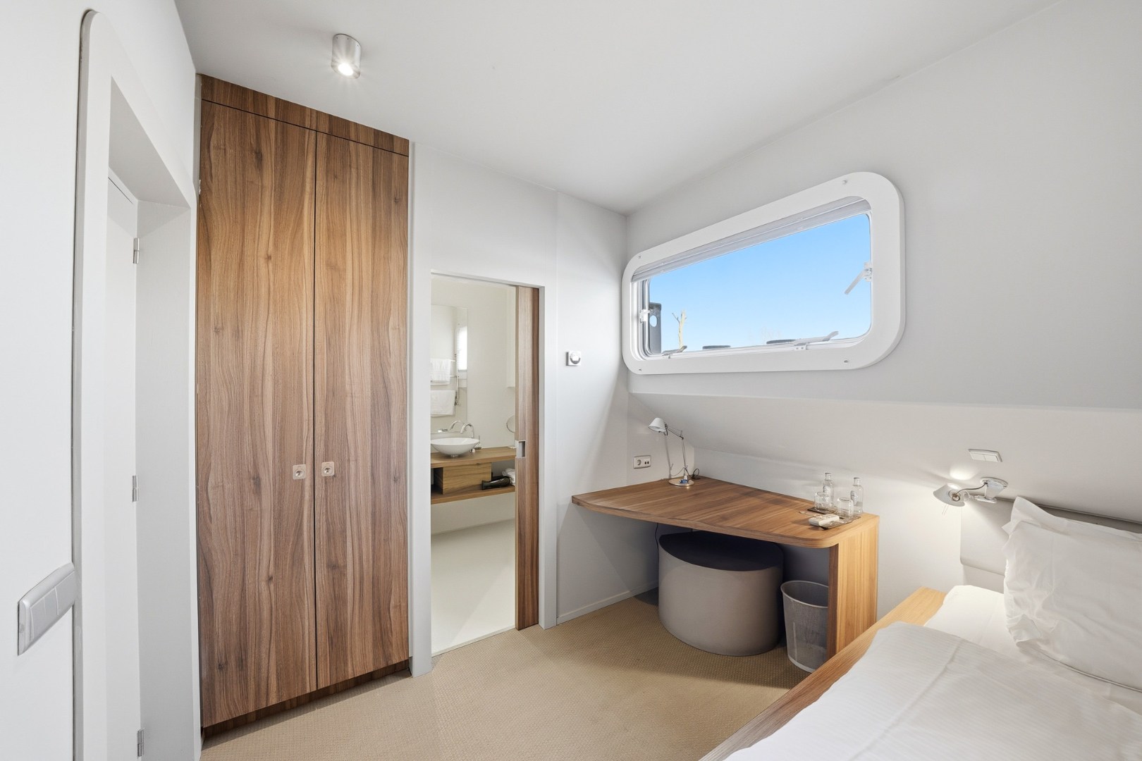 Unieke woonboot met B&amp;B en vergunde ligplaats in Plassendale 