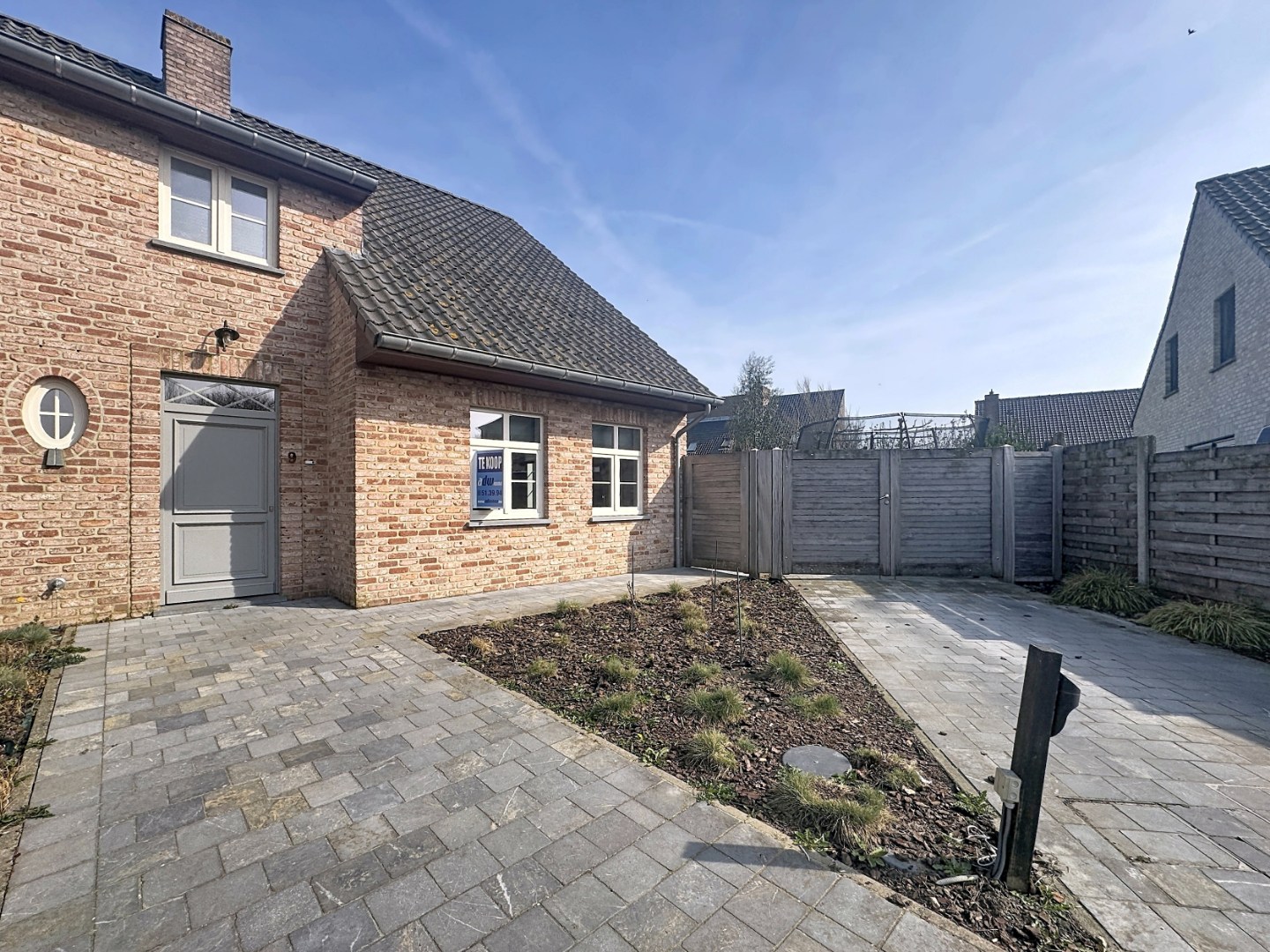 Ruime en recente halfopen bebouwing met 3 volwaardige slaapkamers 