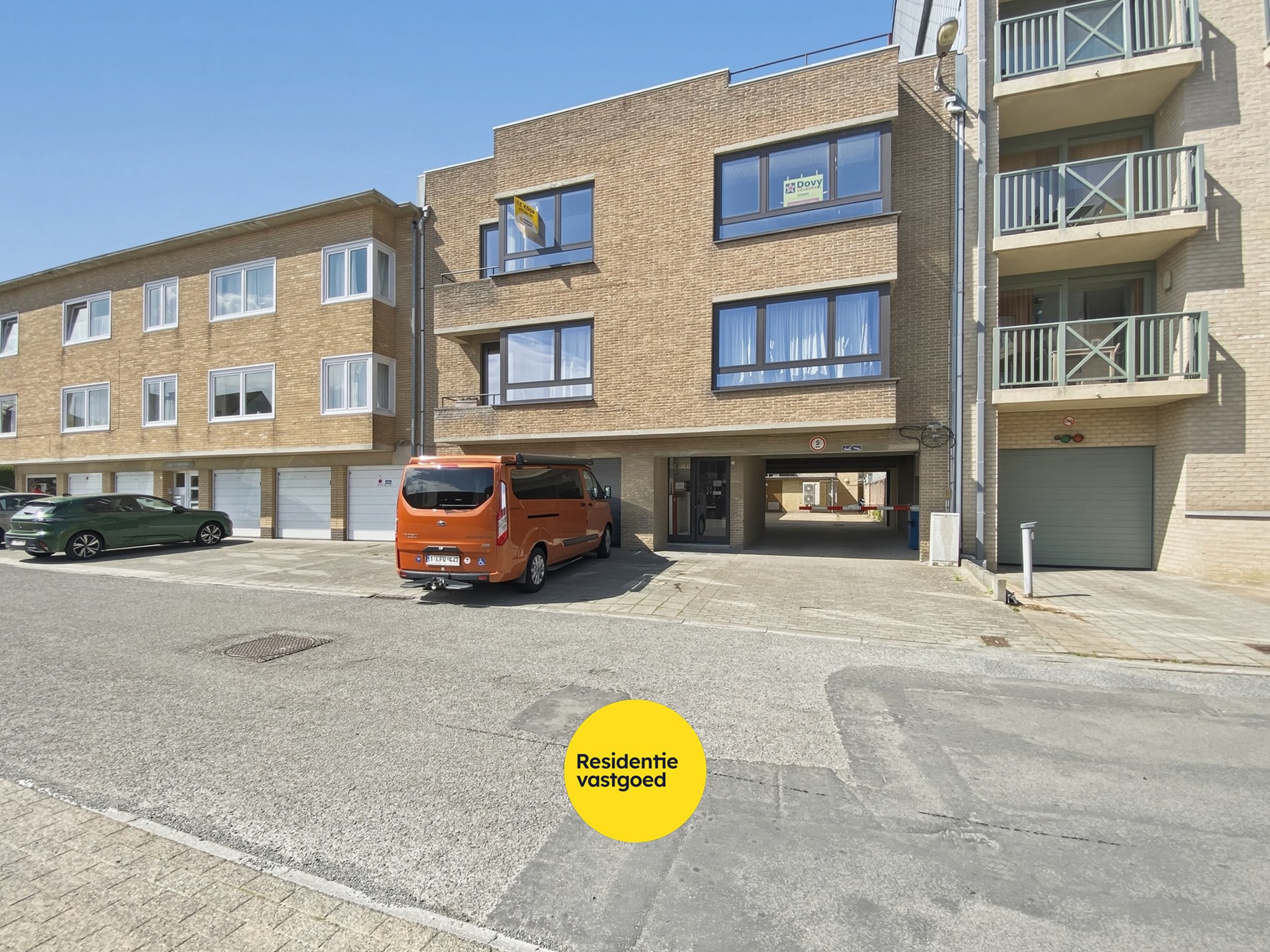 Op te frissen 2-slaapkamerappartement (73m²) te Koksijde Sint-Idesbald. 