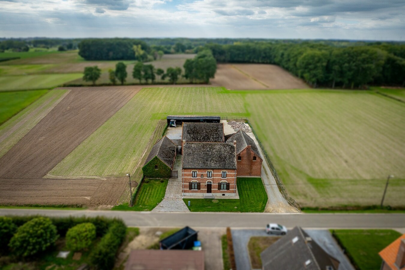 Farm to be renovated with stables and pastures on approximately 1.7 hectares in Herk-de-Stad. 