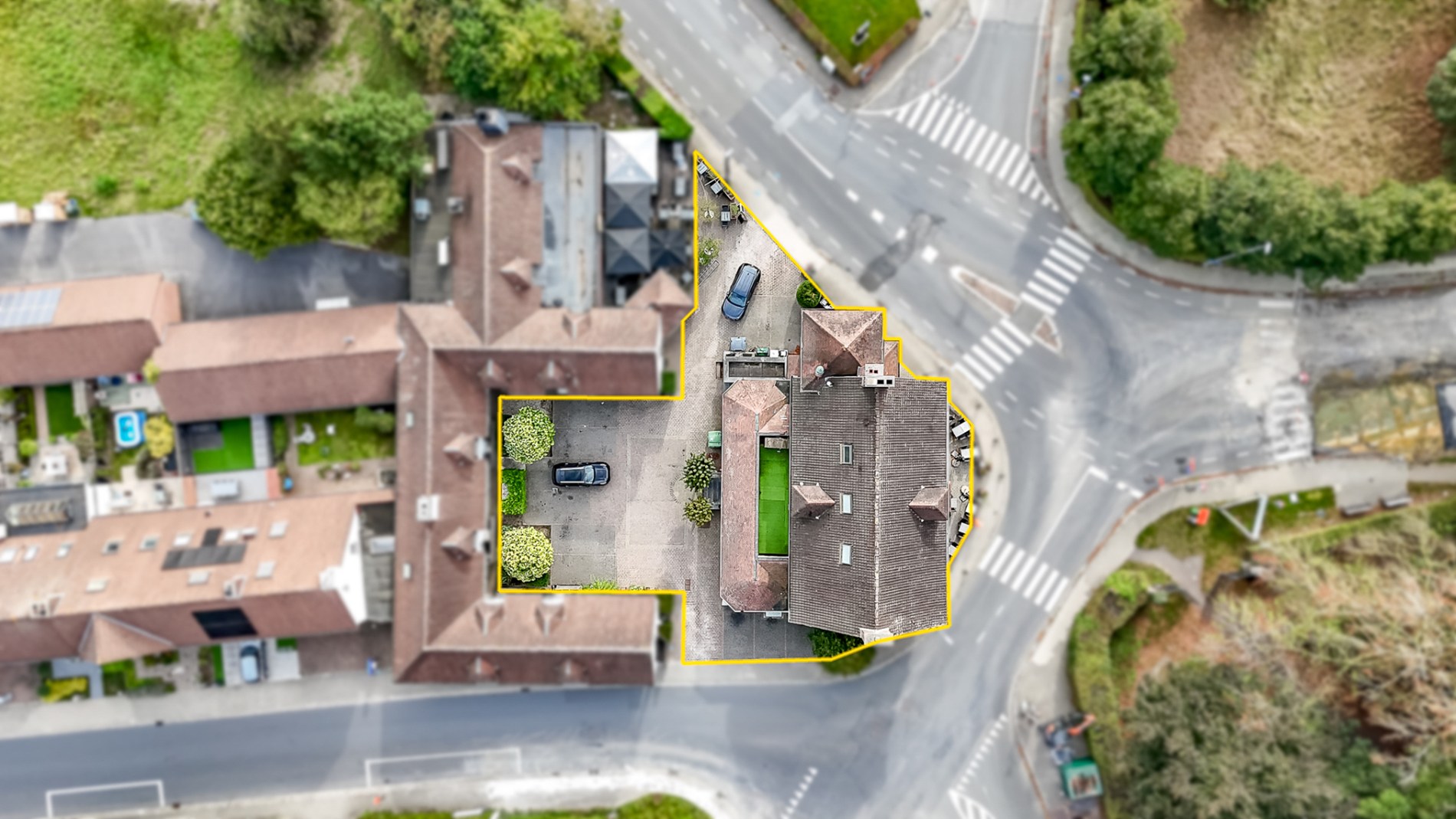Multifunctionele eigendom met appartementen en handelszaken! 