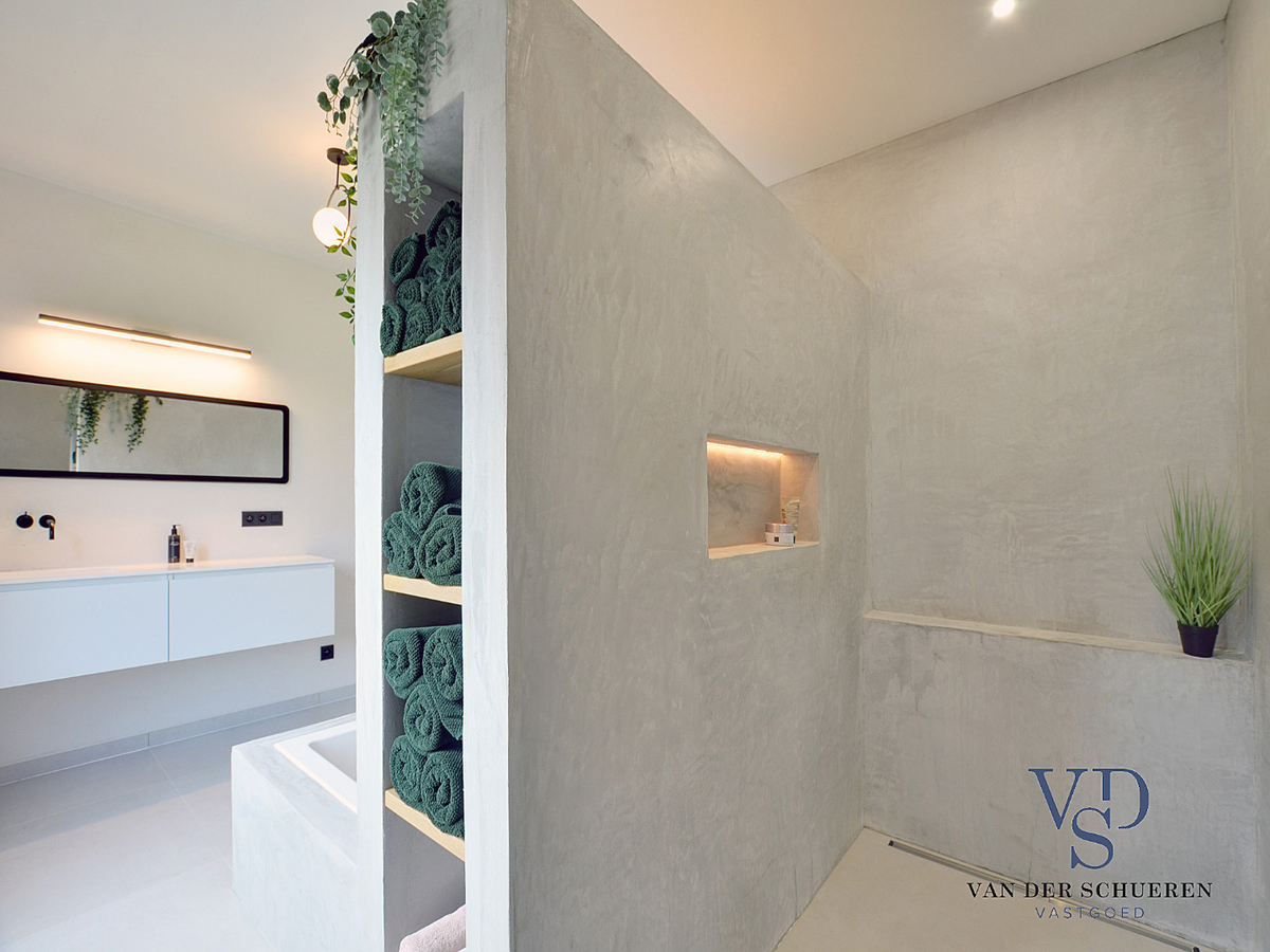 Exceptioneel gelegen, eigentijdse bungalow-villa. 