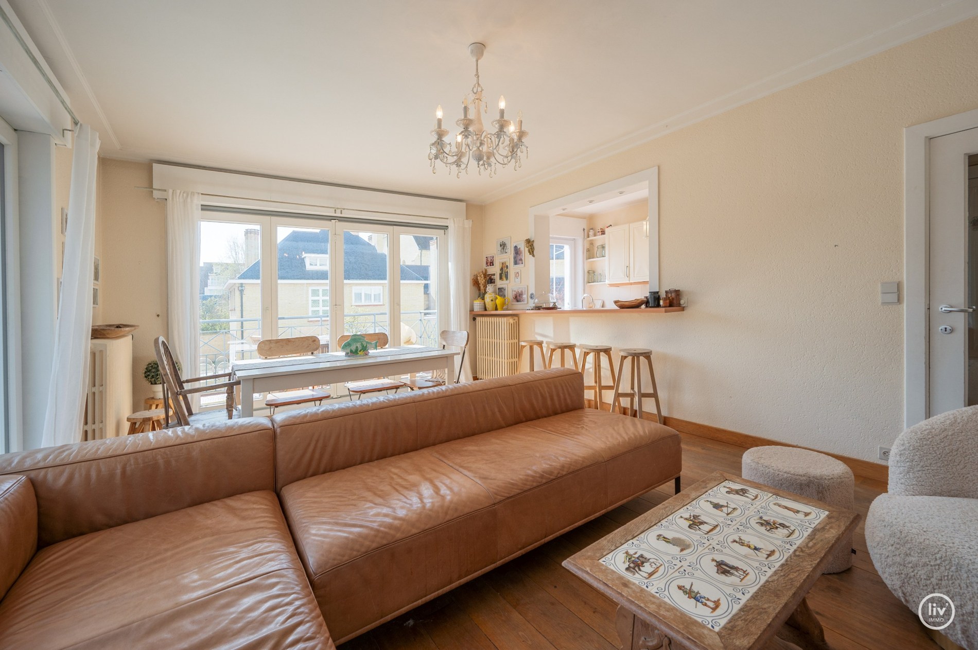 Zonnig HOEKappartement gelegen op de Van bunnenlaan met zicht op de Heilighart kerk te Knokke. 