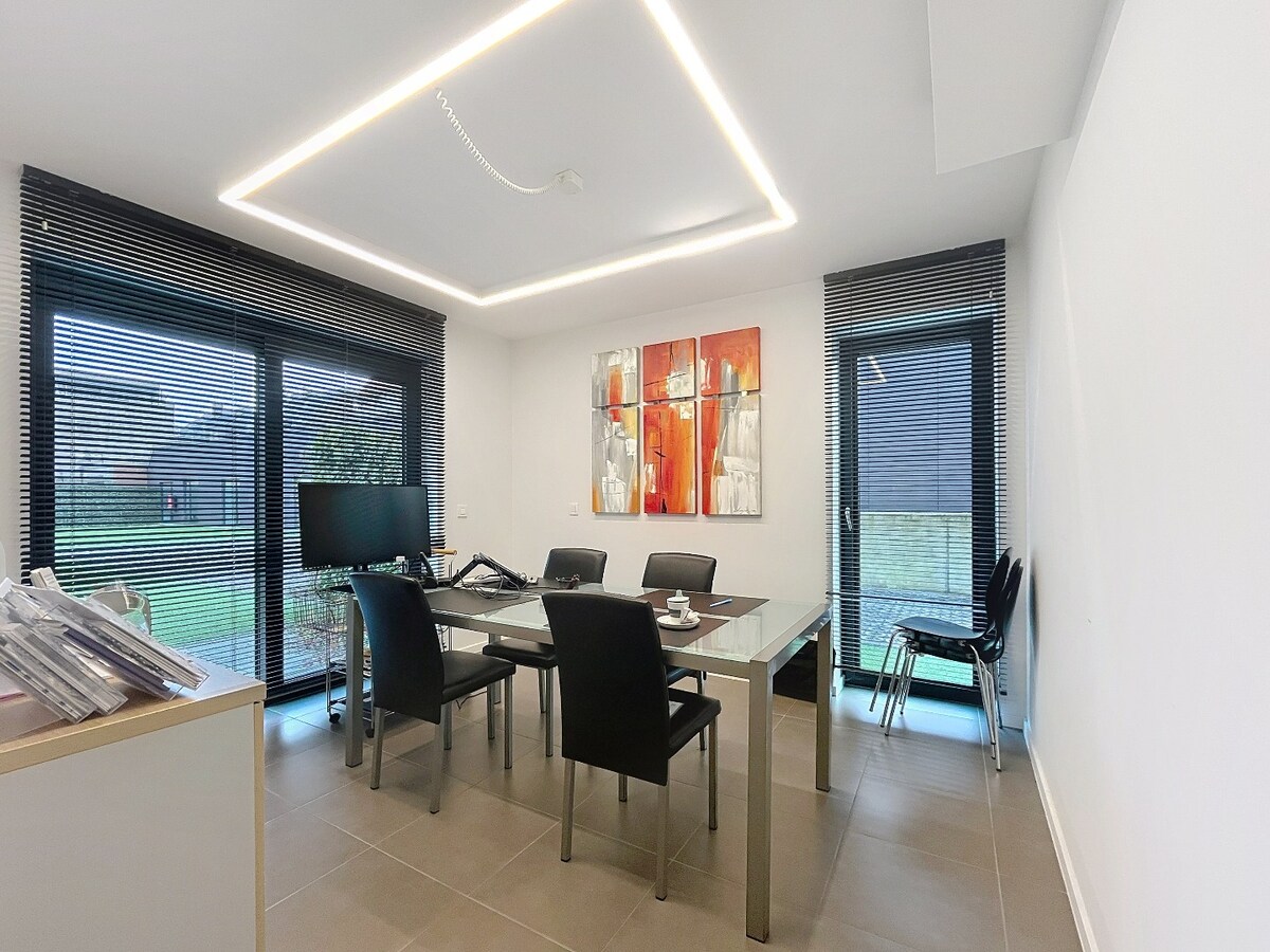 Commercieel kantoor op toplocatie in Aalter met 5 bureau ruimtes 