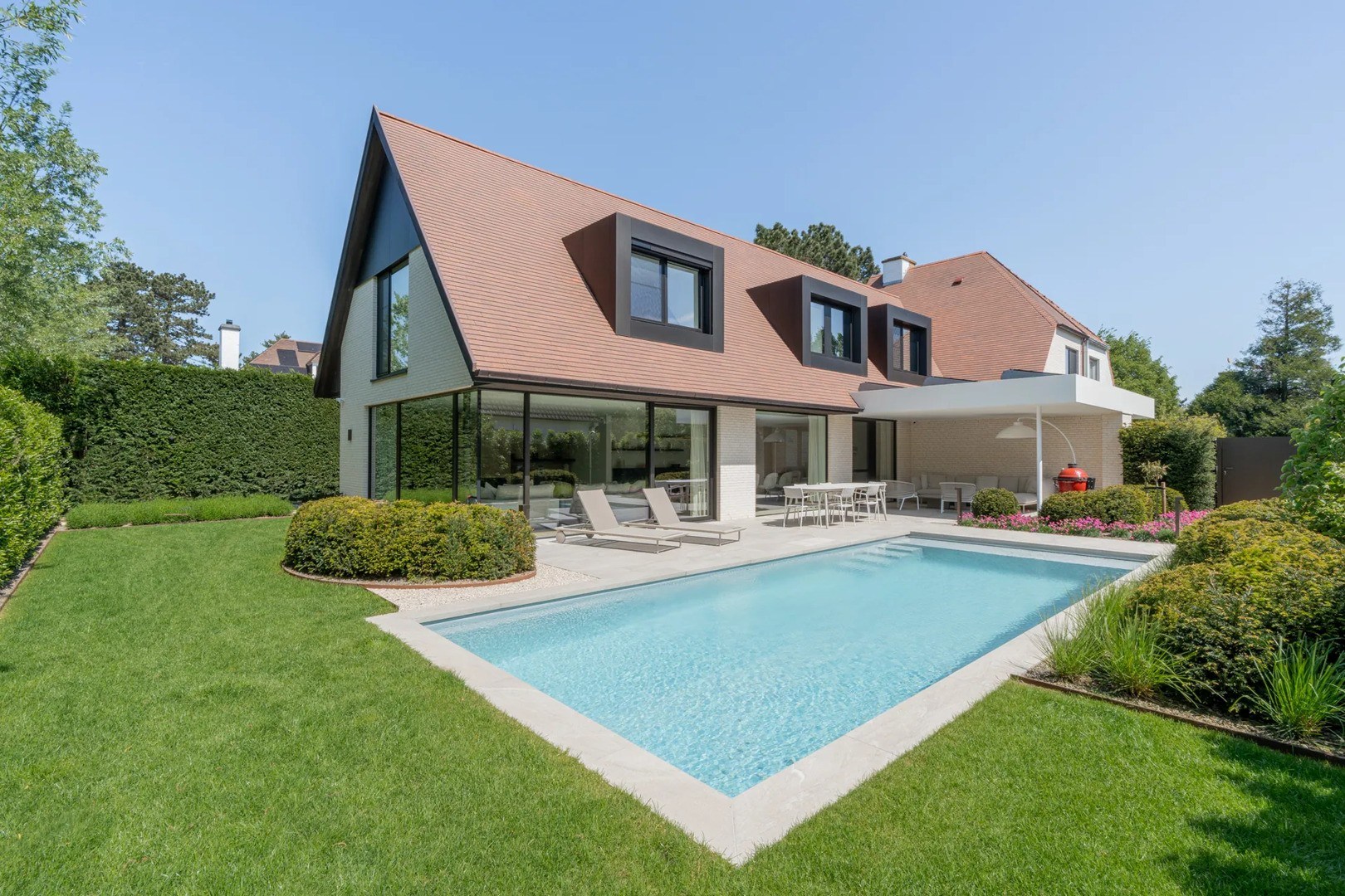 Prachtig vernieuwde koppelvilla rustig gelegen tussen Knokke centrum en Het Zoute met een perfecte Zuid-West oriëntatie. 