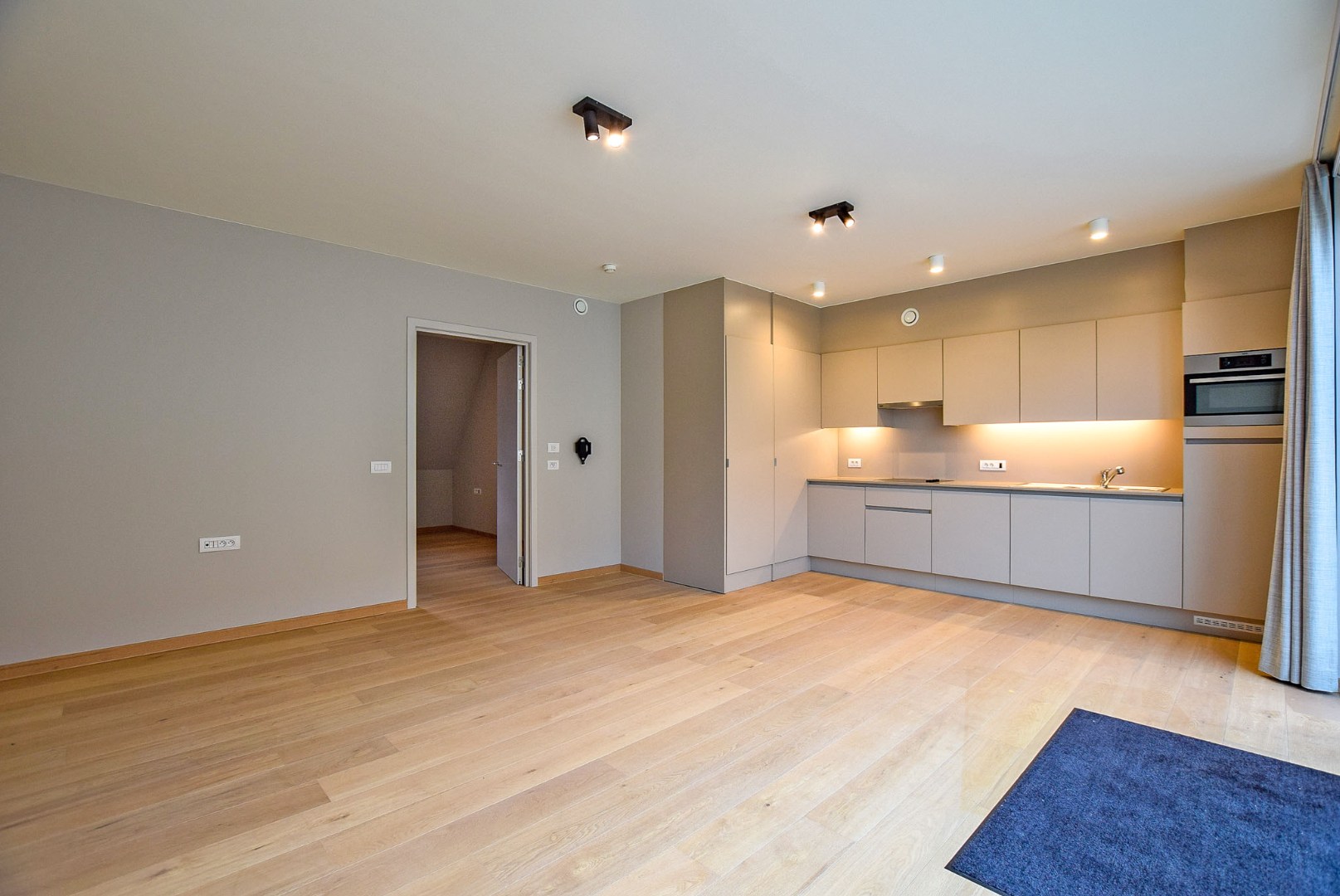 Uiterst goed onderhouden assistentieflat (55m² + 11m² terras) met 1 slaapkamer te Nieuwpoort. 