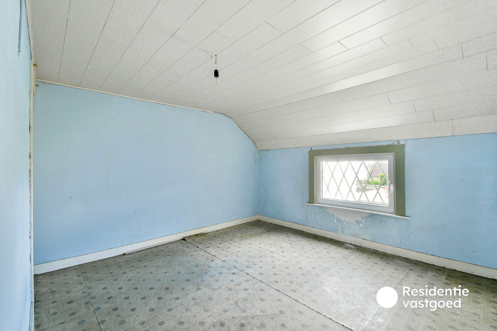 Te renoveren rijwoning met twee slaapkamers en tuin 