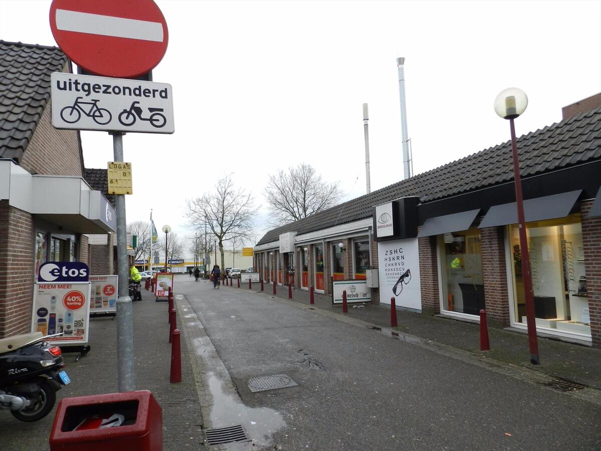 Ruim woon-winkelpand in het centrum van Kaatsheuvel. Het object heeft zowel het huisnummer 66 als 68. Zowel de woning als de winkel hebben een eigen toegang. 