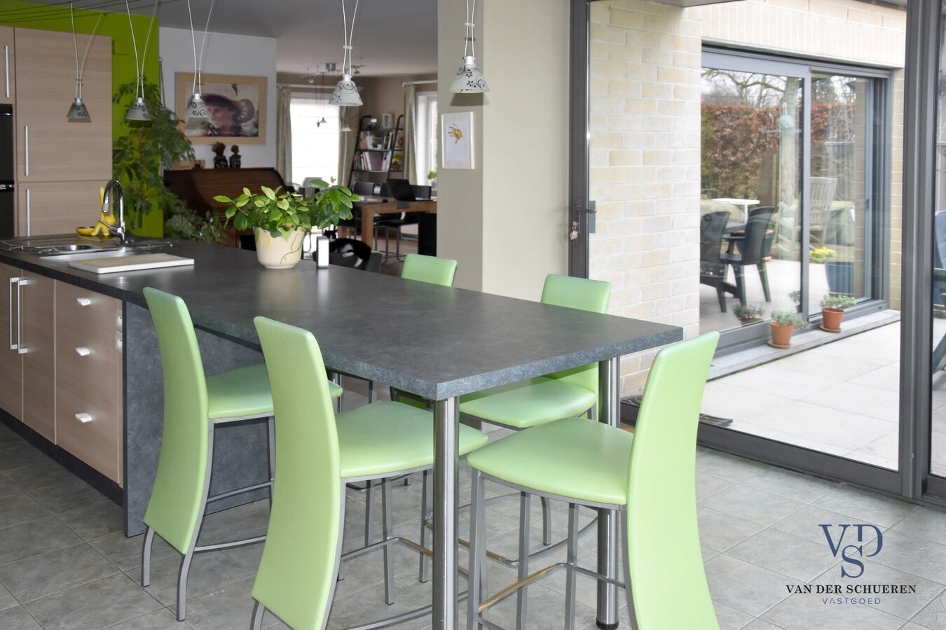 Eigentijdse, verrassend ruime Open Bebouwing 