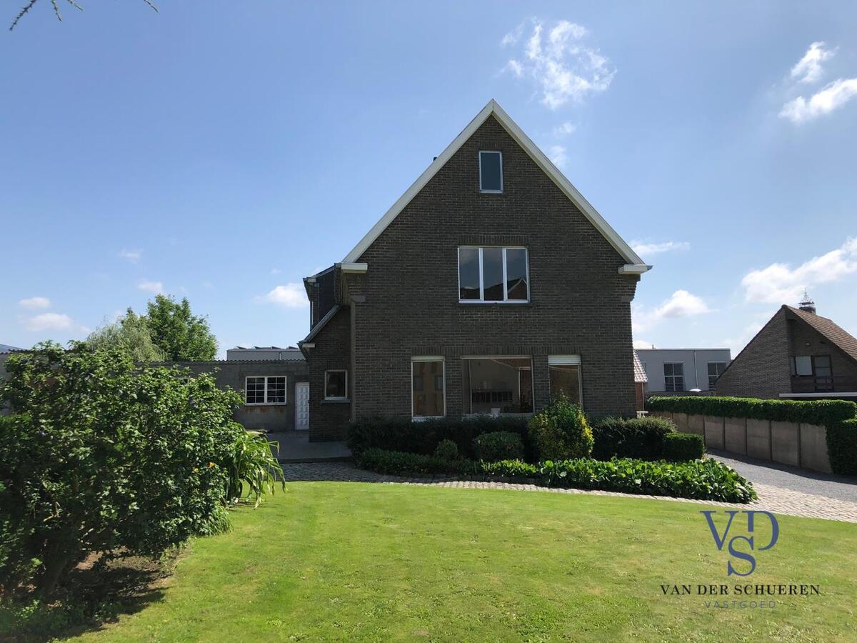 Degelijke, bijzonder ruime woning te Dikkelvenne. 