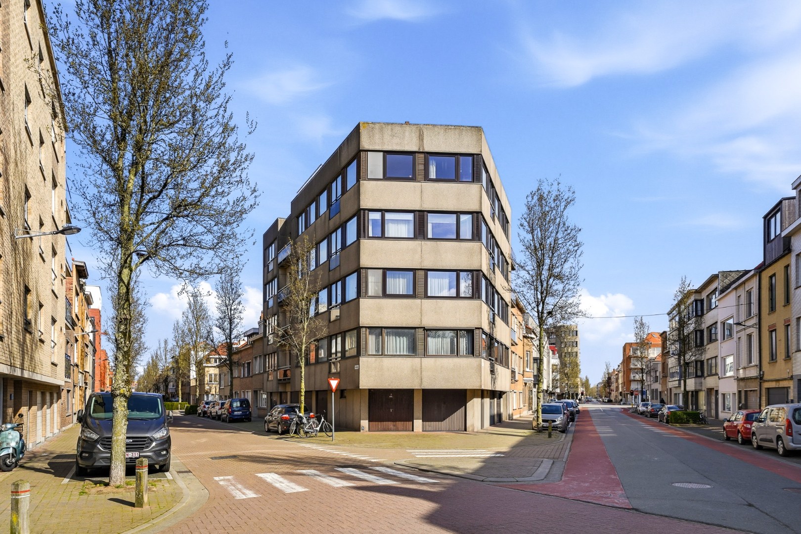 Op te frissen appartement met zicht op het Sint-Catharinaplein in Oostende 
