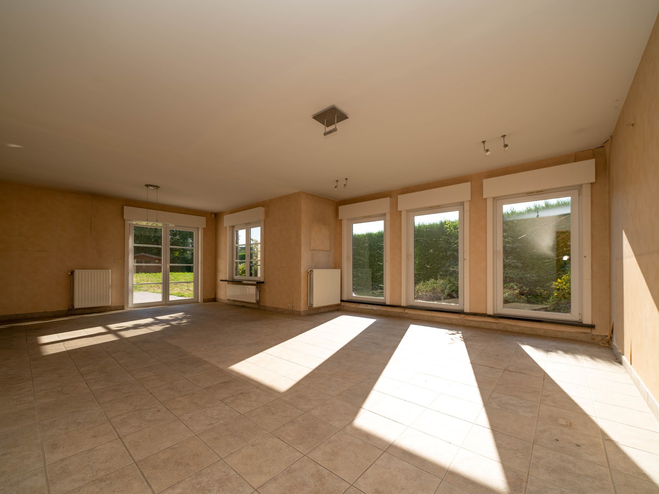 Lichtrijke, ruime woning met 3 kamers, garage en tuin 